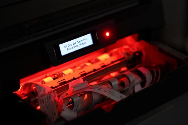 Innenansicht HP-Drucker mit Sensoren und Papierpfad